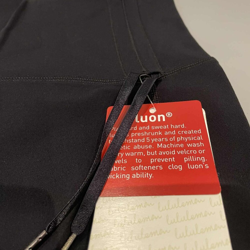 Lululemon It's a Cinch Crop – NEW WITH TAGS – Size 6 – BLACK